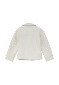 Weiße Lederjacke mit klassischem Kragen, sichtbaren Steppnähten und strukturierten Schulternähten. Figurbetonter Schnitt, lange Ärmel und gerader Schnitt.