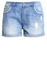 Pantalones cortos de mezclilla azul claro con dobladillos enrollados, adornos de encaje en los bolsillos frontales, detalles desgastados en la pierna derecha y cierre de botón.