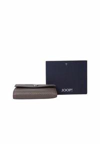 Portefeuille en cuir brun texturé avec fermoir argenté à côté d'une boîte blanche JOOP! bleu marine sur fond blanc.