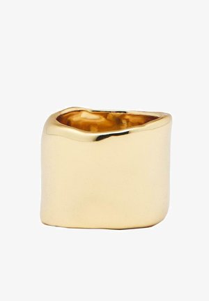 Gouden ring met een glad, gepolijst oppervlak en onregelmatige, golvende randen. Heeft een robuust, breed ontwerp met een glanzende afwerking.