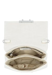 Weiße Clutch-Tasche mit weichem Äußeren, silbernem Verschluss und zwei Hauptfächern, die mit beigem Stoff ausgekleidet sind. Mit geprägtem Logo.
