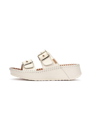 Sandalia tipo slide blanca con suela gruesa, doble correa ajustable con hebillas doradas y costuras detalladas a lo largo de los bordes.