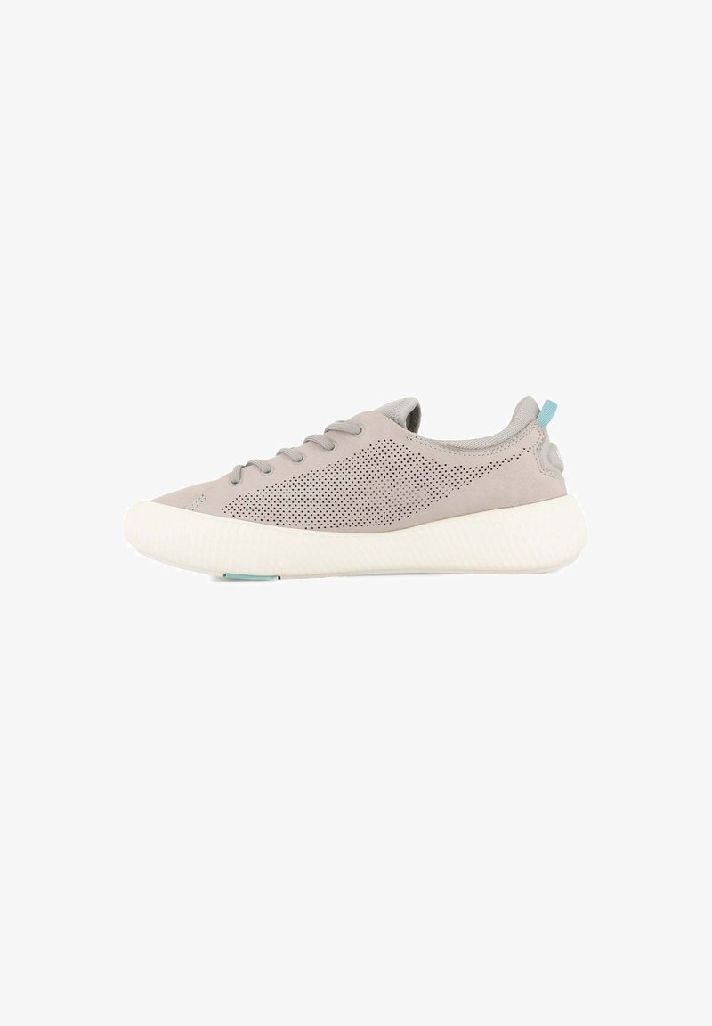 Baskets gris clair avec tige en mesh et perforations, semelle texturée blanche, et un petit accent bleu sur le talon. Design minimaliste.