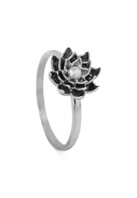 Inel din argint cu un design detaliat al unei flori de lotus, având un centru lustruit, un ban smooth și petale texturate.