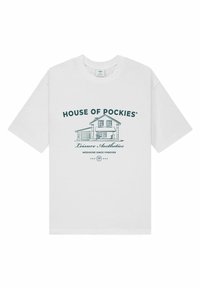 Bílý tričko s krátkým rukávem s modrou grafickou ilustrací domu a textem "HOUSE OF POCKETS®" a "Leisure Aesthetics".