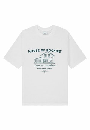 Camiseta blanca de mangas cortas con un diseño gráfico azul de una casa y el texto "HOUSE OF POCKETS®" y "Leisure Aesthetics".