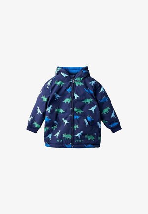 Dunkelblaue Kinderjacke mit Kapuze und Reißverschluss, mit Taschen vorne und einem Druck von grünen, blauen und hellblauen Dinosauriern überall.