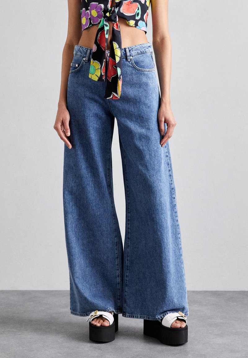 MOSCHINO JEANS TROUSERS - Traperice opuštenog kroja - blue