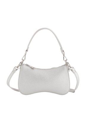 Pequeño bolso de cuero texturizado blanco con forma curvada, correa de hombro desmontable, cierre superior y clips de hardware plateados.