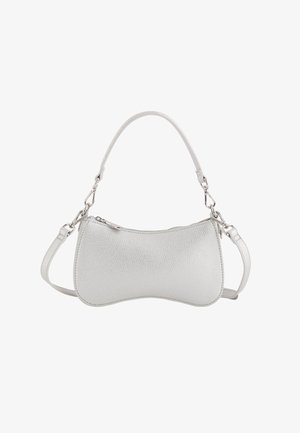 Pequeño bolso de cuero texturizado blanco con forma curvada, correa de hombro desmontable, cierre superior y clips de hardware plateados.