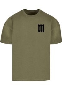 Olivengrøn bomulds t-shirt med afslappet pasform, rund halsudskæring og korte ærmer. Har et sort bogstav "m" trykt på venstre bryst.