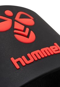 Hummel ESSENTIAL - Badesandale - black chinese red
