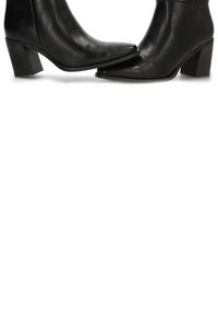 Botas de cuero negro hasta el tobillo con punta afilada, tacón cuadrado y textura suave, con un diseño minimalista sin adornos.