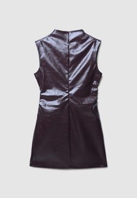 Ärmelloses, figurbetontes Kleid aus glänzendem, dunkelviolettem Material mit hohem Ausschnitt und zentraler Rückennaht. Glatte Textur mit dezentem Schimmer.