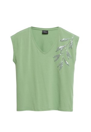 Zielony top z krótkim rękawem i dekoltem w serek z srebrnym cekinowym motywem liścia na prawym ramieniu, marki s.Oliver.