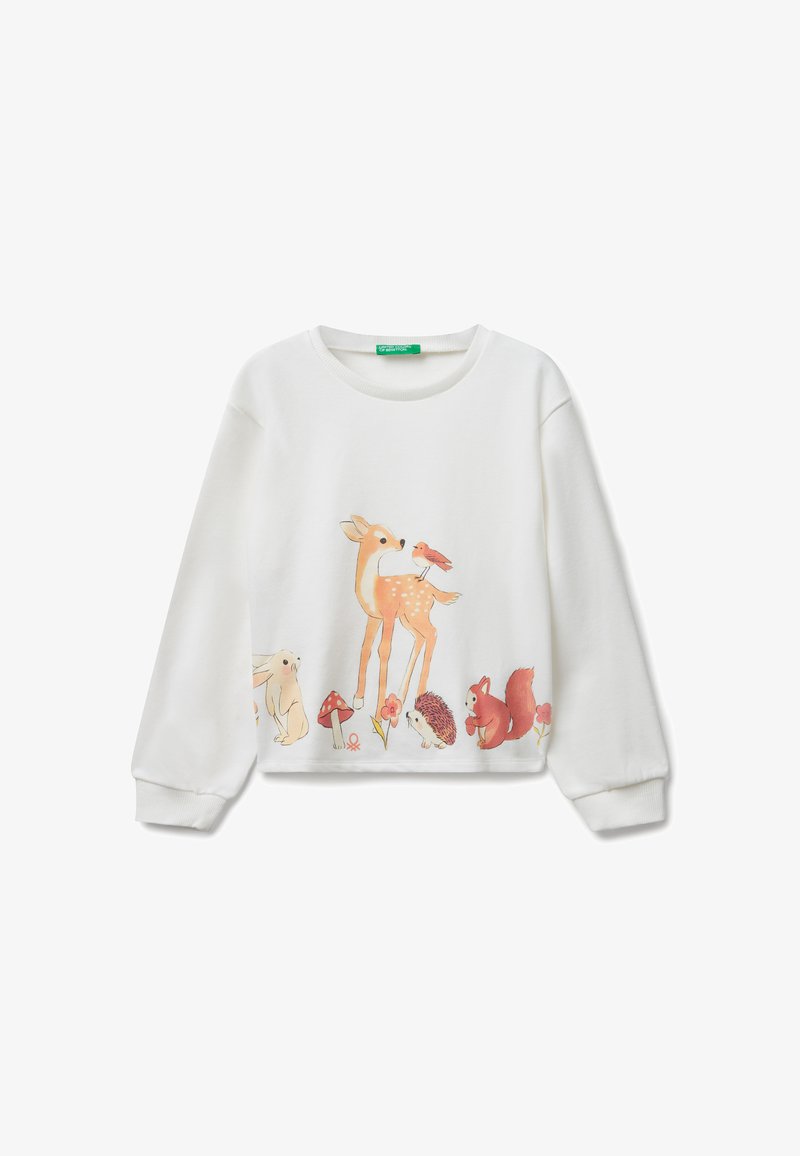 Bílá mikina s dlouhými rukávy, která na přední straně nese barevný zvířecí potisk jelena, králíka, ježka a hub.