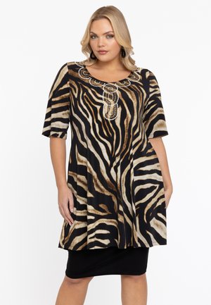 Kleid mit kurzen Ärmeln, das ein Tigerstreifenmuster in Schwarz und Beige aufweist, mit einem mit Perlen verzierten Ausschnitt und lockerer Passform, abgerundet mit einem schwarzen unteren Teil.