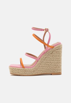 Kile sandaler med flettet reb platform, pink indlægssål og tynde ankel- og tåremme i pink og orange med en guldbøjle.