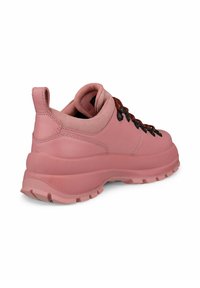 Vaaleanpunaiset nahkakengät, joissa on teksturoitu pinta, pehmustettu kaulus ja mustat rei'itykset. Varustettu tukevalla pohjalla, jossa on kuvioitu pinta pitoa varten.