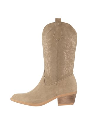 Bota vaquera de ante marrón con punta afilada y un tacón de madera apilada. Presenta un intrincado bordado que asemeja plumas a lo largo de los lados.