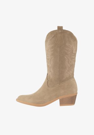 Jasnobrązowy zamszowy kowbojski but z ostro zakończonym noskiem i piętą z warstwowo ułożonego drewna. Posiada skomplikowane przeszycia przypominające pióra wzdłuż boków.