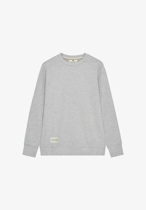 Sweatshirt gris à manches longues fabriqué en tissu doux. Il présente un col rond et une petite étiquette en bas à gauche à l'avant. Design minimaliste.