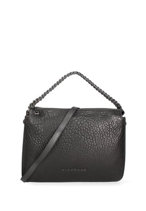 Borsa a mano in pelle nera con finitura testurizzata, dotata di una tracolla intrecciata e di una tracolla removibile. Sul fronte è impressa la scritta "RICHMOND."