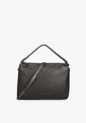 Borsa a mano in pelle nera con finitura testurizzata, dotata di una tracolla intrecciata e di una tracolla removibile. Sul fronte è impressa la scritta "RICHMOND."
