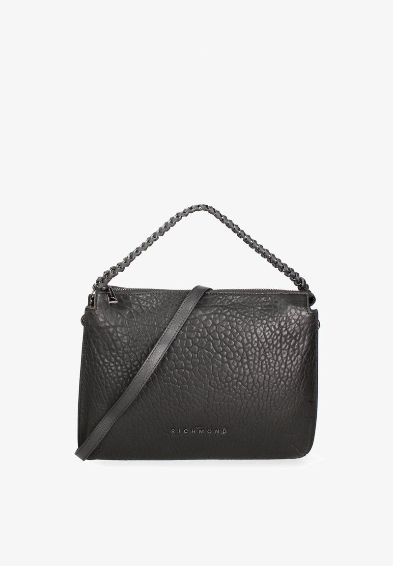 Sac en cuir noir avec une finition texturée, doté d'une bandoulière tressée et d'une bandoulière amovible. Étiqueté à l'avant avec "RICHMOND."