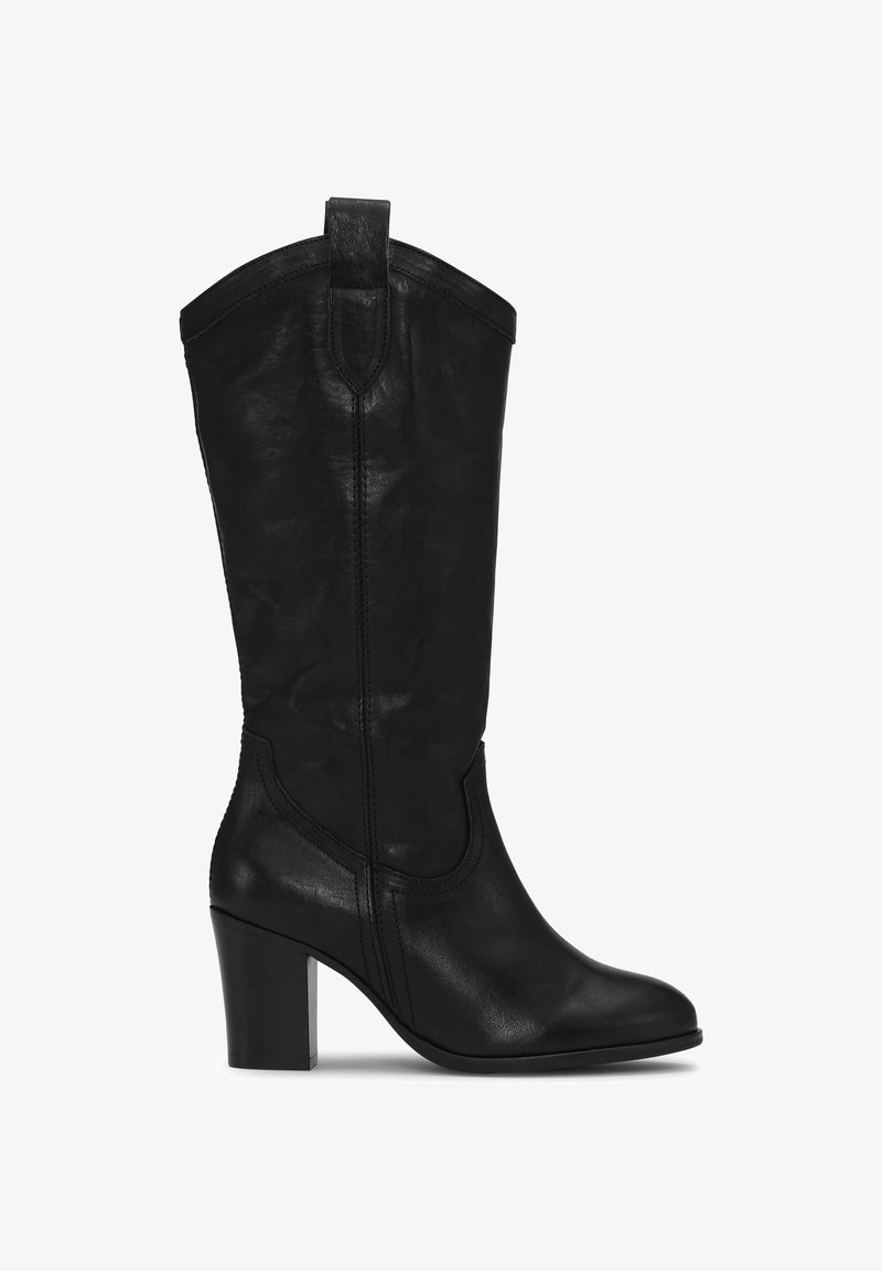 Crna kožna čizma do koljena sa četvrtastim vrhom, povišenom petom i ukrasnim šavovima. Ima remen na vrhu za lakše obuvanje.