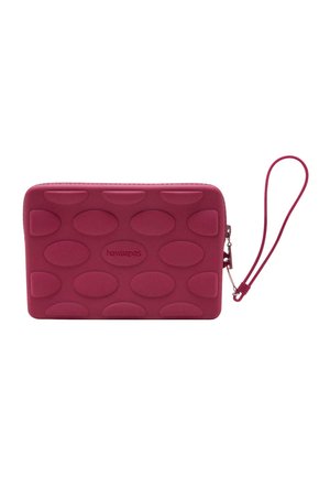 Pequeño monedero rectangular rojo con patrones ovalados en relieve y cierre de cremallera unido a una correa de muñeca en forma de lazo.