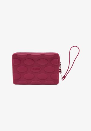 Pequeño monedero rectangular rojo con patrones ovalados en relieve y cierre de cremallera unido a una correa de muñeca en forma de lazo.