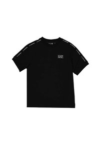 Camiseta negra de manga corta con cuello redondo. Presenta el logo de EA7 en el frente y detalles de marca en los hombros. Textura de tela suave.