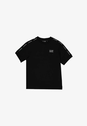 T-shirt nera a maniche corte con scollatura rotonda. Presenta il logo EA7 sul davanti e dettagli firmati sulle spalle. Texture del tessuto morbida.