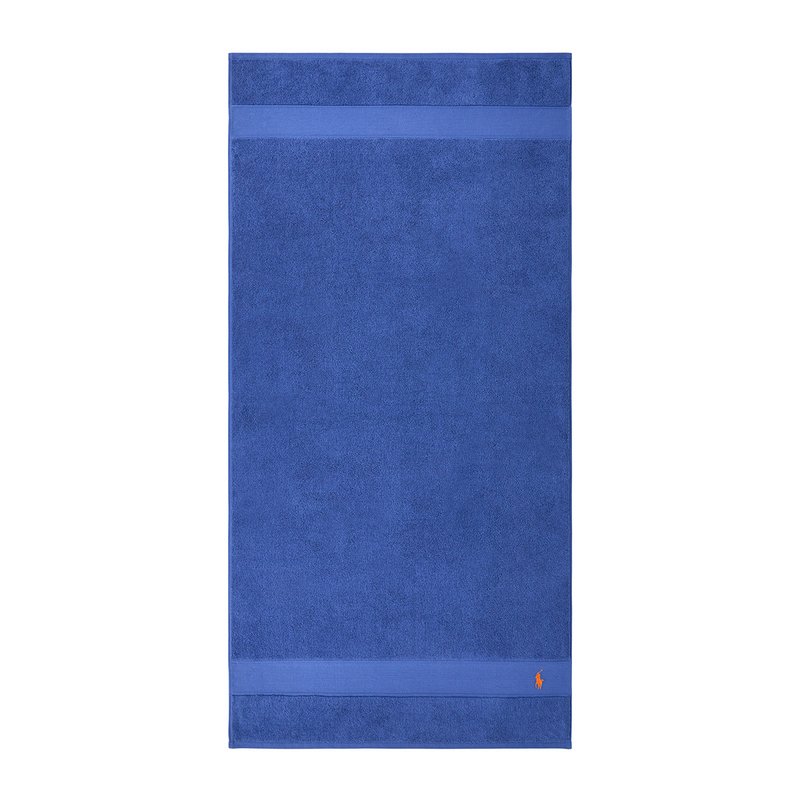 Μπλε βαμβακερή πετσέτα μπάνιου με υφασμένη επιφ άνεια, που διαθέτει δύο οριζόντιες ρίγες και ένα μικρό λογότυπο στη γωνία στο κάτω μέρος.