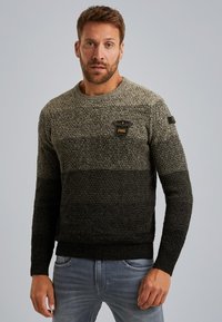 Gebreide trui in een gradient van olijfgroen naar zwart, met een textuurpatroon, ronde hals en PME-logo patch op de borst. Ribbelmanchetten en -zoom.