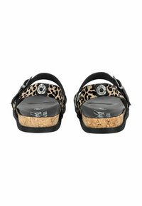 Černé sandály s pásky z leopardí potištěné semiše, korkovou střední podrážkou a stříbrnými doplňky. Plná podrážka a otevřený design na zadní straně pro snadné obouvání.