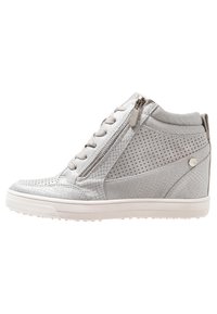 Høye sneakers i lys grå, med teksturerte paneler, perforeringer, snøring foran og en glidelås på siden. Slitesterk gummisåle.