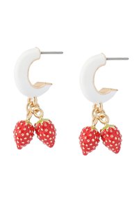 Orecchini a cerchio bianchi con accenti dorati, caratterizzati da due piccoli ciondoli a forma di fragola con motivi testurizzati e foglie verdi.