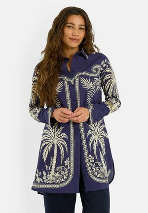 Grain de Malice, CHEMISE LONGUE IMPRIMÉ TROPICAL - Chemisier - marine
