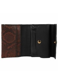 Portefeuille en cuir noir avec accent en imprimé serpent brun. Comprend une fermeture à pression et plusieurs compartiments pour cartes et billets. Texture lisse.