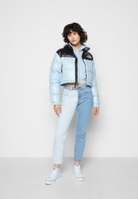 The North Face NUPTSE SHORT JACKET - Casaco de penas - beta blue