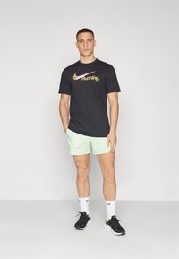 Nike Performance TEE RUN - Camiseta deportiva - black