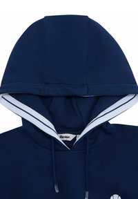 Sudadera azul marino con capucha forrada que presenta rayas blancas. Tejido suave, cordones ajustables y un logo situado en la parte frontal.