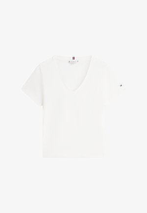 Weißes kurzärmliges V-Ausschnitt-T-Shirt mit kleinem Logo auf dem linken Ärmel und schmalem gestreiftem Etikett am rückwärtigen Halsausschnitt.