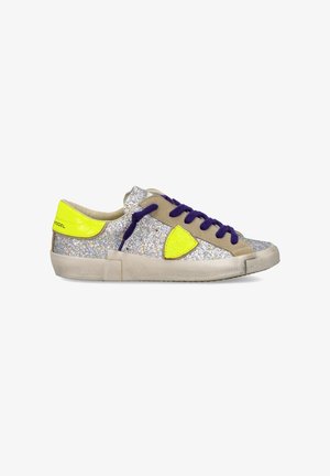 Sneaker bassa con tomaia in glitter argento, dettagli giallo neon, lacci viola, bordatura beige e suola bianca consumata, mostrata di profilo.
