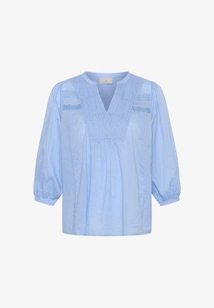 Blouse bleu clair en coton avec un col en V, un devant plissé et des manches trois-quarts froncées. Comprend des détails en dentelle sur la poitrine.