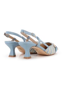 Sandalias de tacón azul claro con tiras entrelazadas, acentos decorativos y detalles trenzados en los laterales, con un tacón acampanado.
