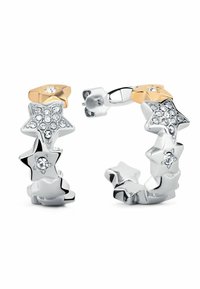 Pendientes de aro plateados con forma de estrellas, que presentan brillantes transparentes y acentos dorados. Textura metálica suave con acabado pulido.