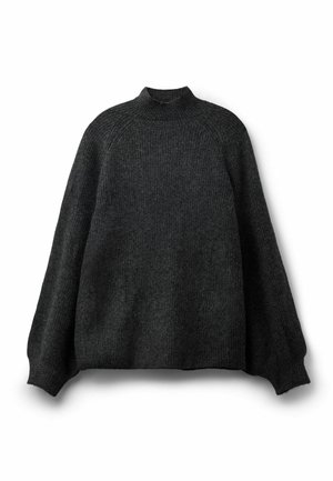 Tmavě šedý, vroubkovaný pletený svetr s vysokým stojáčkem a oversized rukávy. Materiál vypadá měkce a má texturu, s uvolněným střihem.